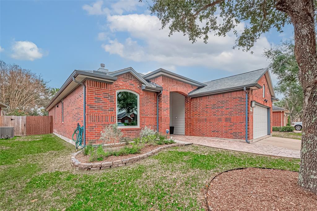 12919 Meadow Springs Drive, Pearland, Texas image 3