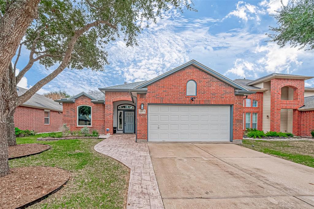 12919 Meadow Springs Drive, Pearland, Texas image 1