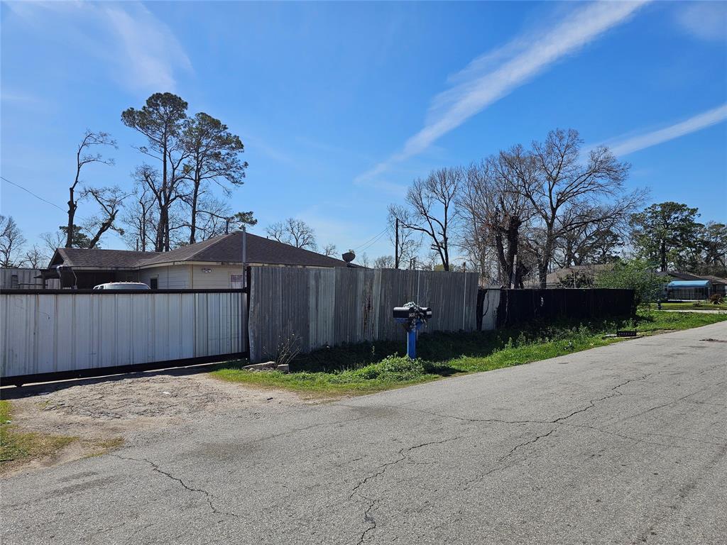 8104 Woodlyn Road, Houston, Texas image 2