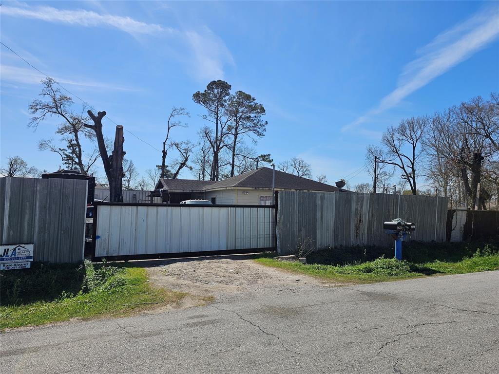 8104 Woodlyn Road, Houston, Texas image 3