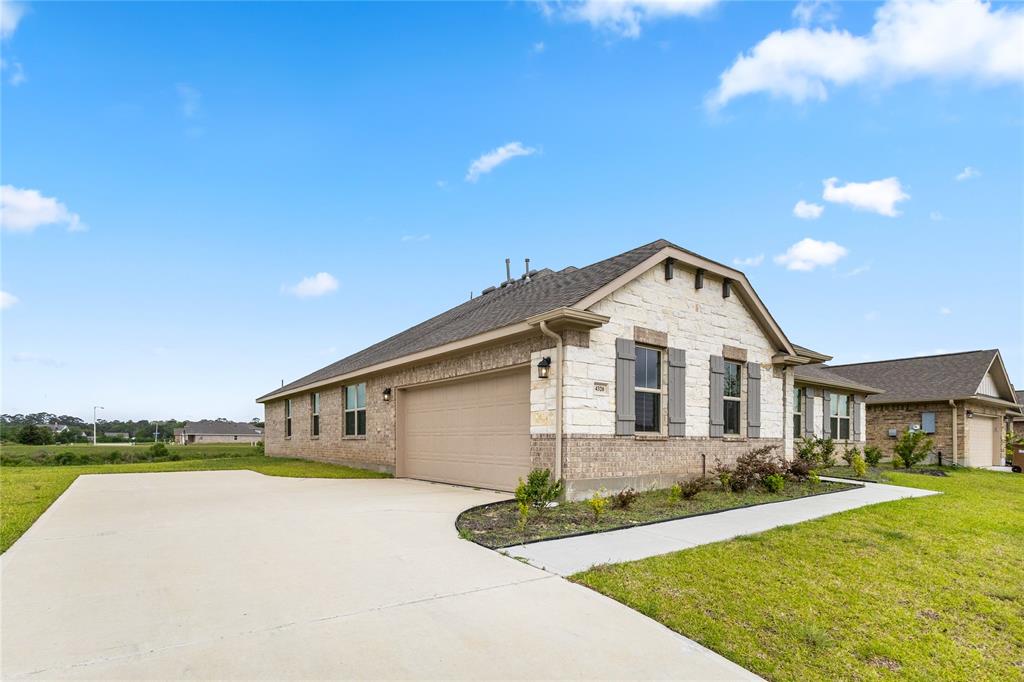 4320 Leslies Way, Dickinson, Texas image 2