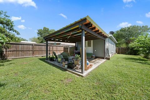 A home in Bacliff