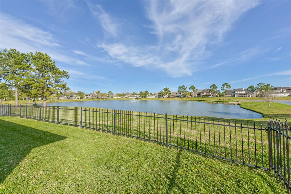 1543 Garden Lakes Drive, Friendswood, Texas image 43