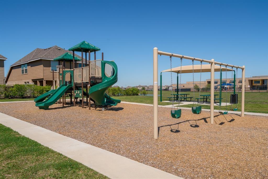 396 Kendall Crest Drive, Alvin, Texas image 5