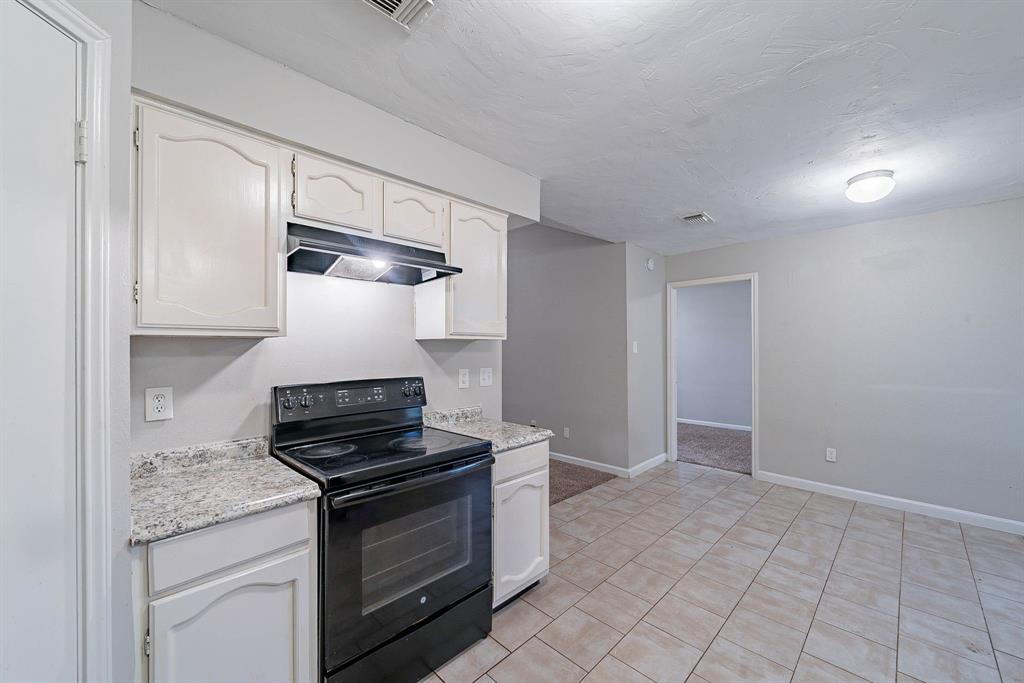 8006 Barnhill Drive, Humble, Texas image 8