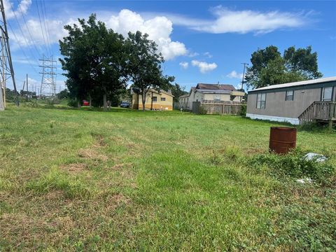 Photo of 1100 Pine Street, Baytown, TX 77520 (MLS # 67173843)