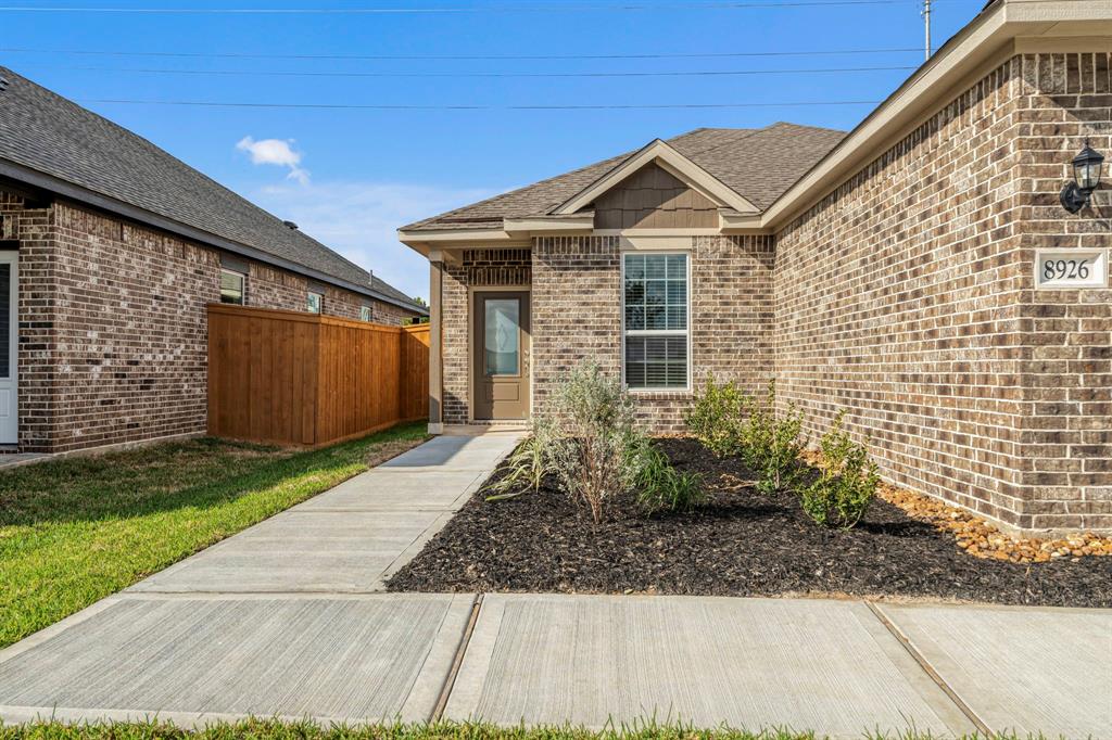 2558 Green Jasper Drive, Iowa Colony, Texas image 1