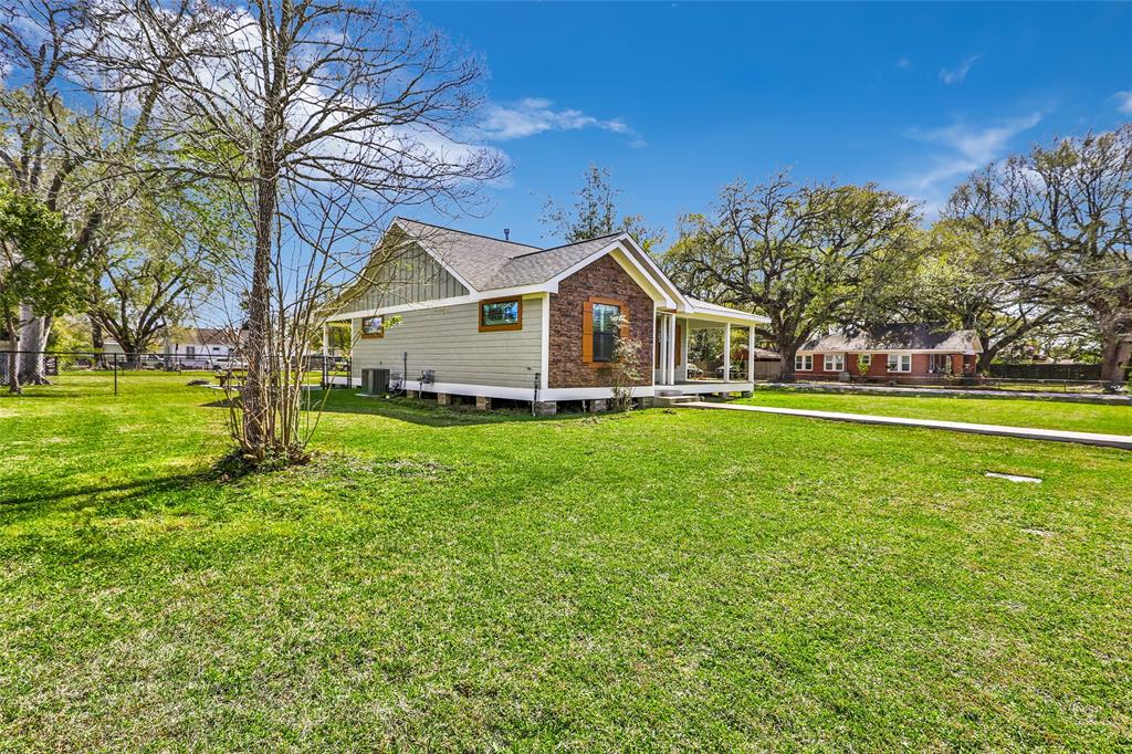 105 W Barrow Street, Dayton, Texas image 3