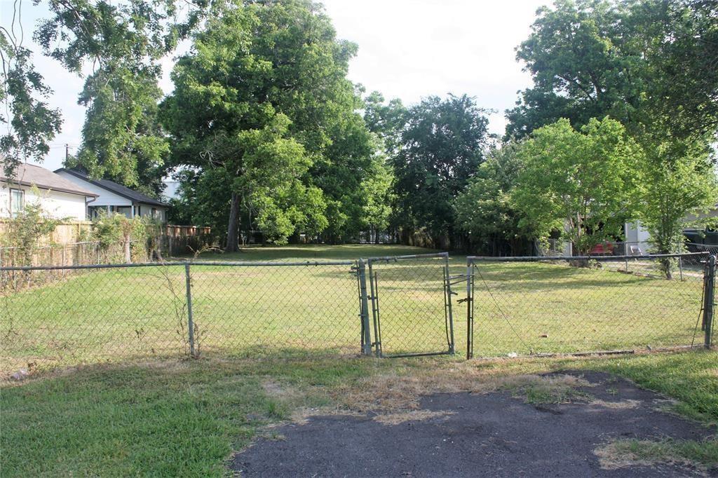 743 Apache Street, Houston, Texas image 3
