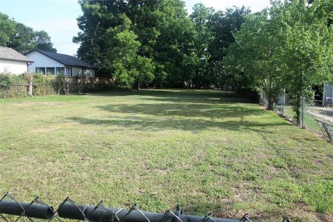 Photo of 743 Apache Street, Houston, TX 77022 (MLS # 31985857)