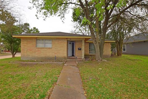 Single Family Residence in Houston TX 1302 Shawnee Street.jpg