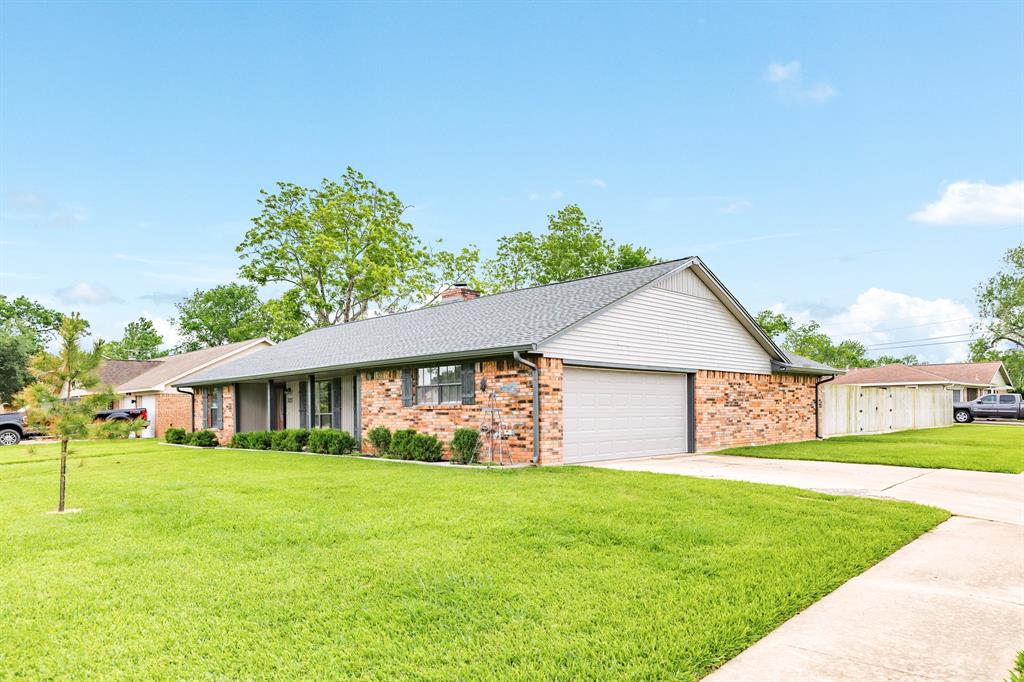 327 Petunia Street St, Lake Jackson, Texas image 2