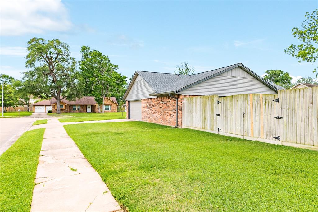 327 Petunia Street St, Lake Jackson, Texas image 25