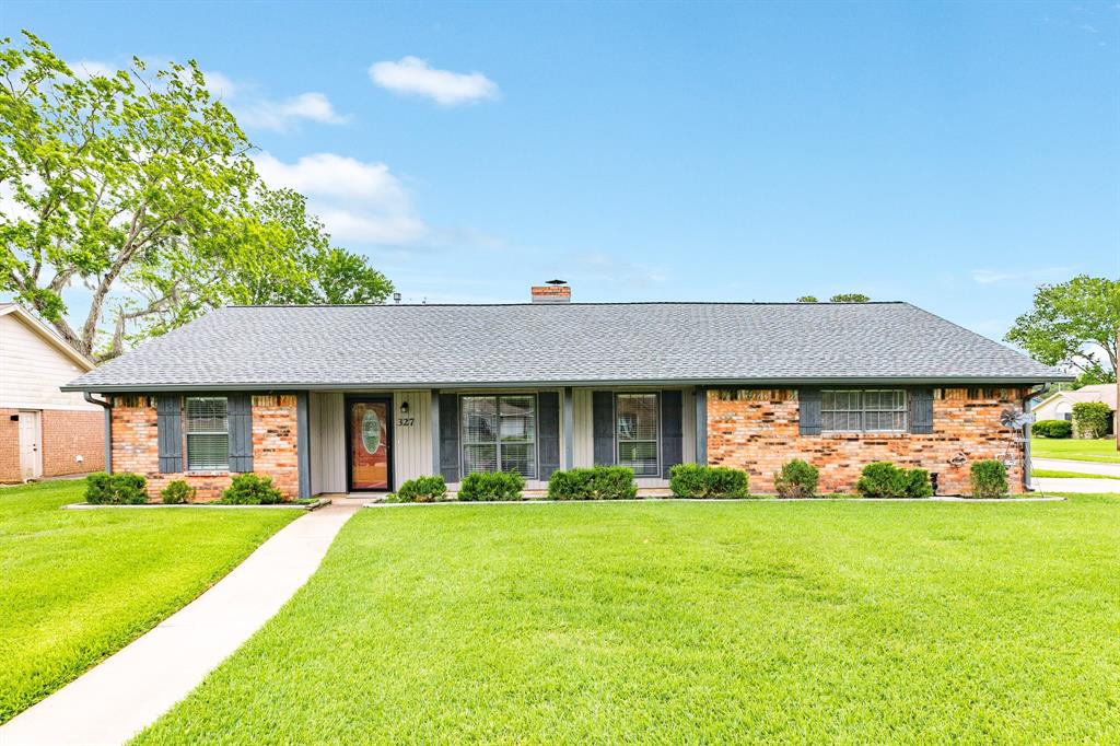 327 Petunia Street St, Lake Jackson, Texas image 1