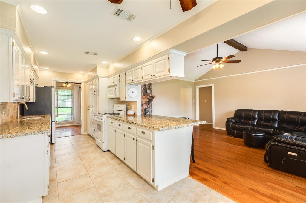 327 Petunia Street St, Lake Jackson, Texas image 7