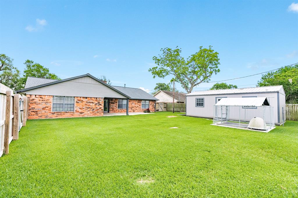 327 Petunia Street St, Lake Jackson, Texas image 24