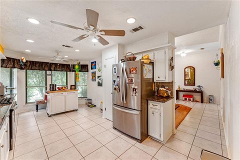 Single Family Residence in Pasadena TX 3939 Thistlewood Drive 5.jpg