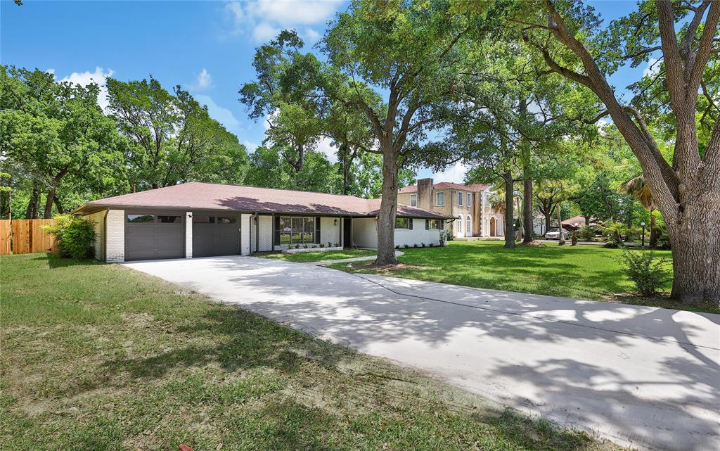 407 Rolling Wood Road, Baytown, Texas image 3