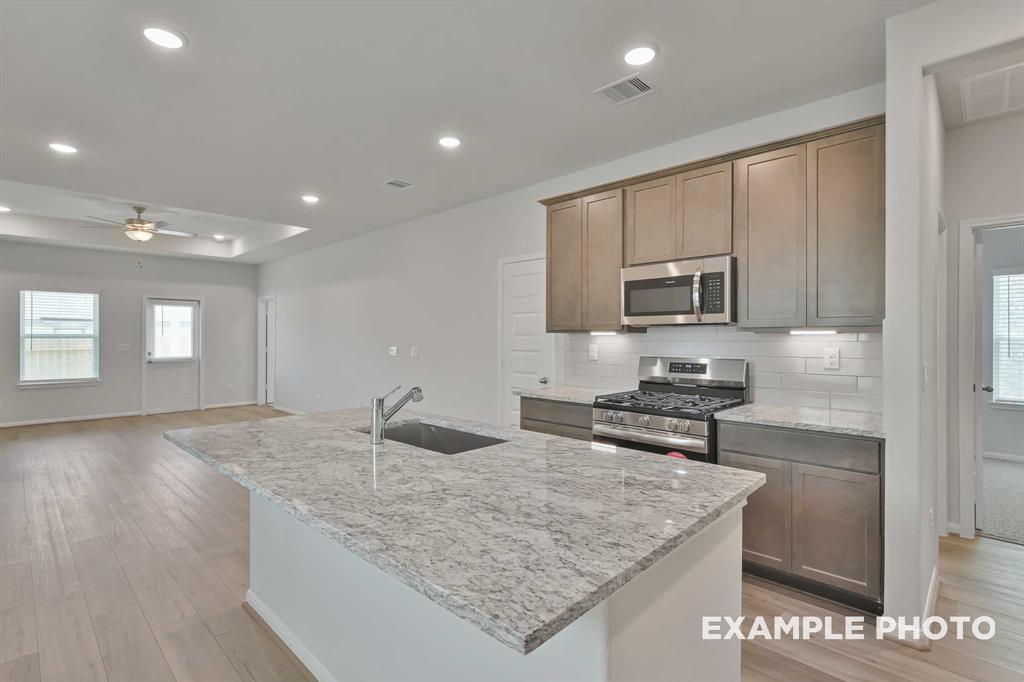 2033 Caney Creek Court, Conroe, Texas image 13