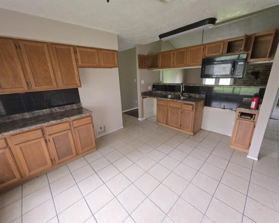 125 Trail Ride Road, Angleton, Texas image 3