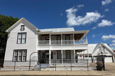 Photo of 326 W Colorado Street, La Grange, TX 78945 (MLS # 50991391)