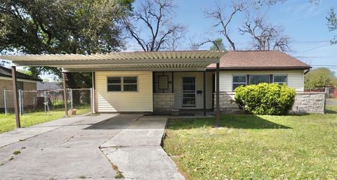 Photo of 1008 Largo Street, Baytown, TX 77520 (MLS # 86344612)