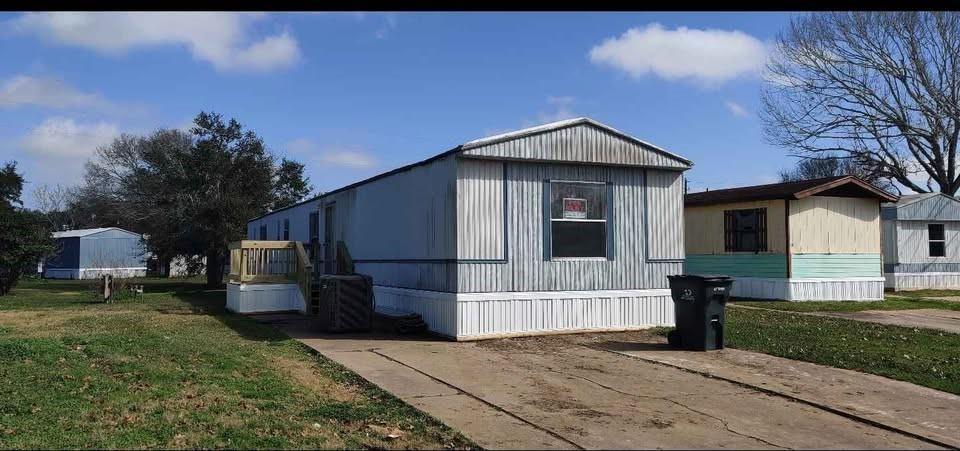 21 Serena Drive, El Campo, Texas image 1