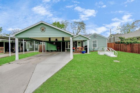 Single Family Residence in Pasadena TX 2611 Wentworth Lane.jpg