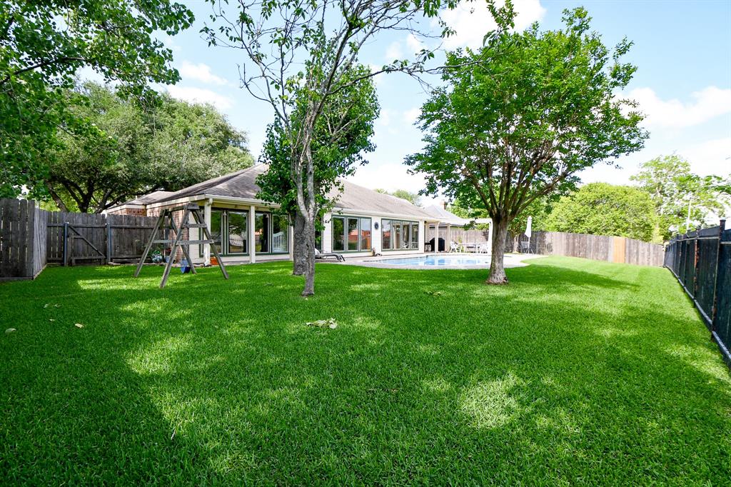 3915 Pleasant Valley Drive, Missouri City, Texas image 31