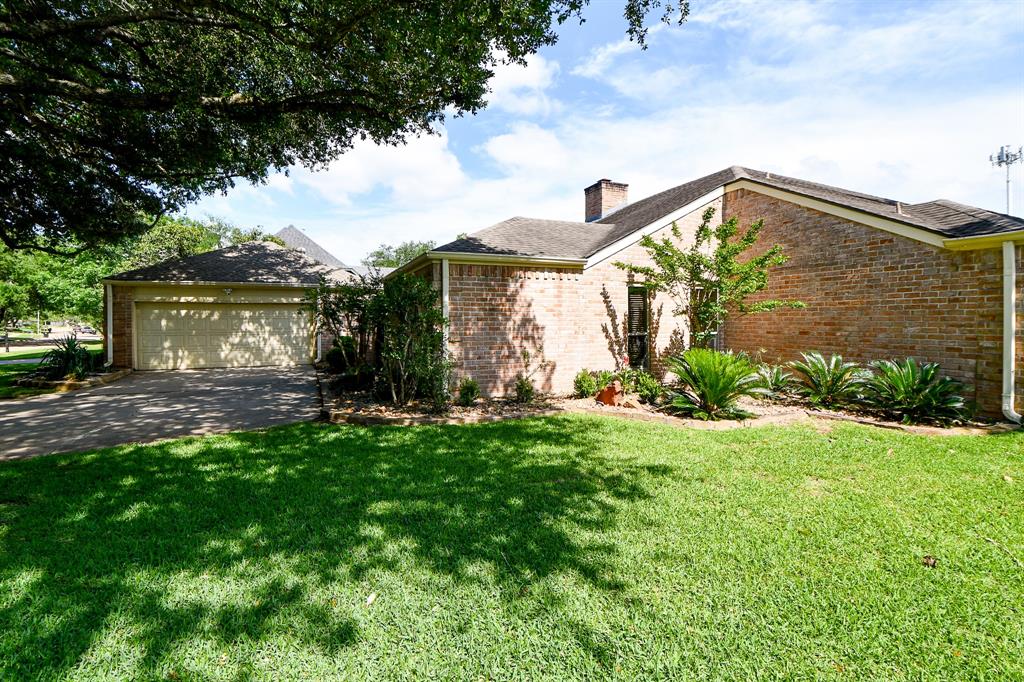 3915 Pleasant Valley Drive, Missouri City, Texas image 3