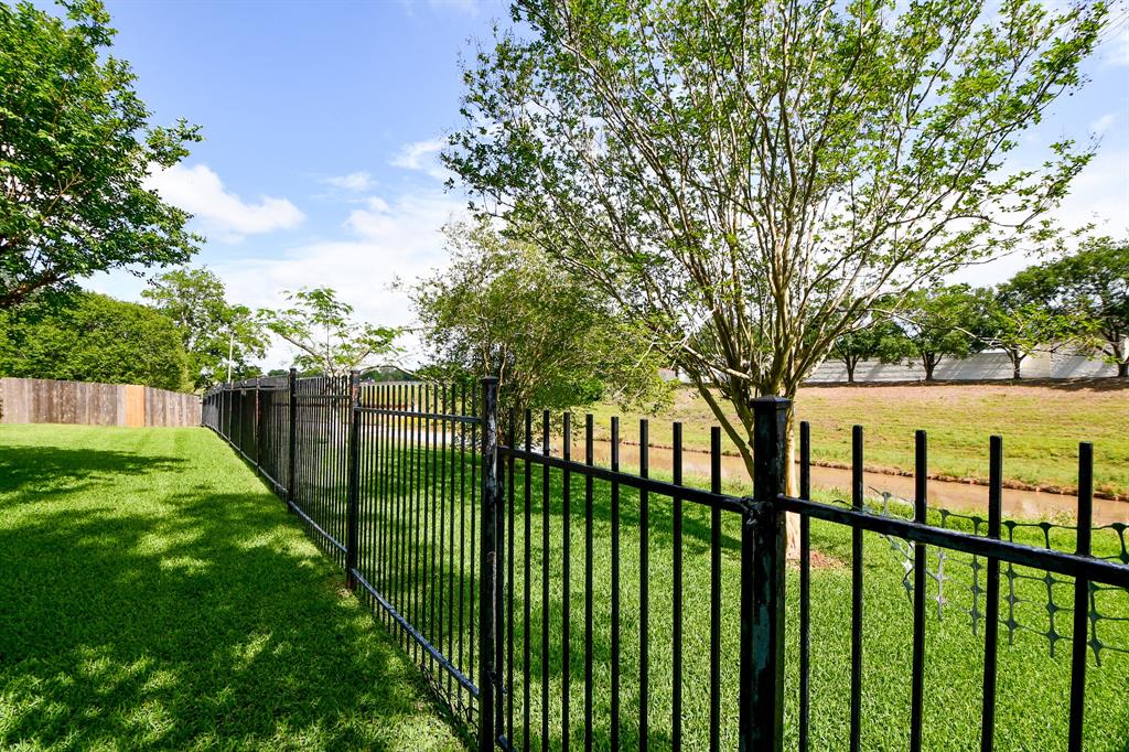 3915 Pleasant Valley Drive, Missouri City, Texas image 32