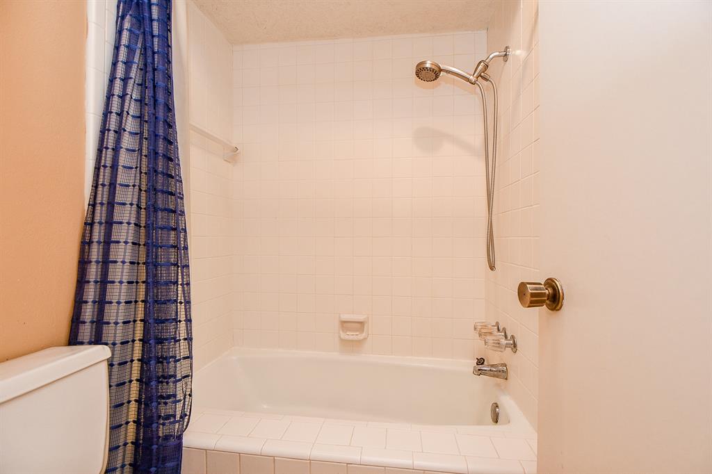 3915 Pleasant Valley Drive, Missouri City, Texas image 27
