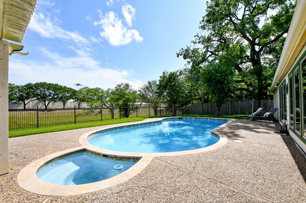 3915 Pleasant Valley Drive, Missouri City, Texas image 22