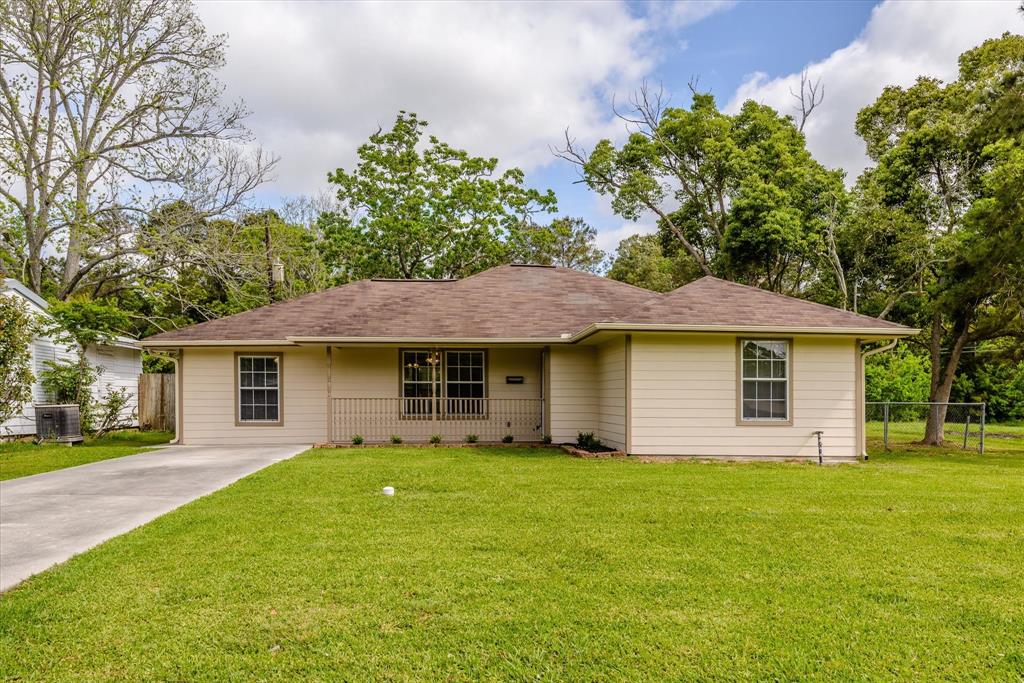 310 Highland Drive, Hitchcock, Texas image 1
