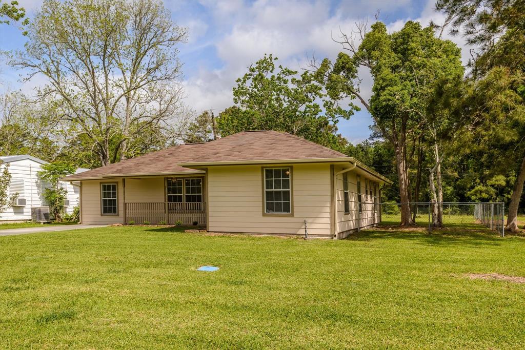 310 Highland Drive, Hitchcock, Texas image 3