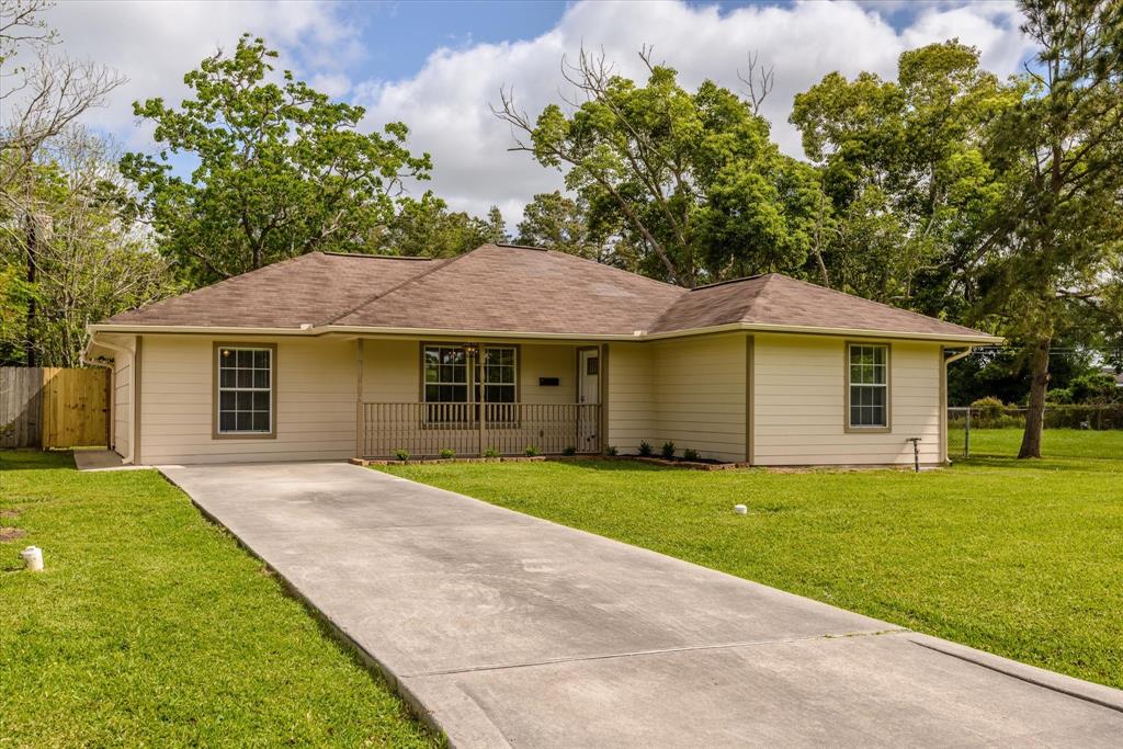 310 Highland Drive, Hitchcock, Texas image 2