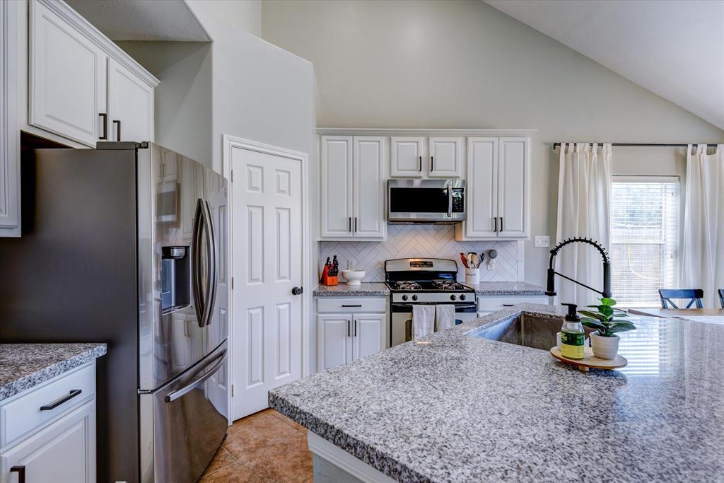 1801 Autumn Pond Circle, Alvin, Texas image 9