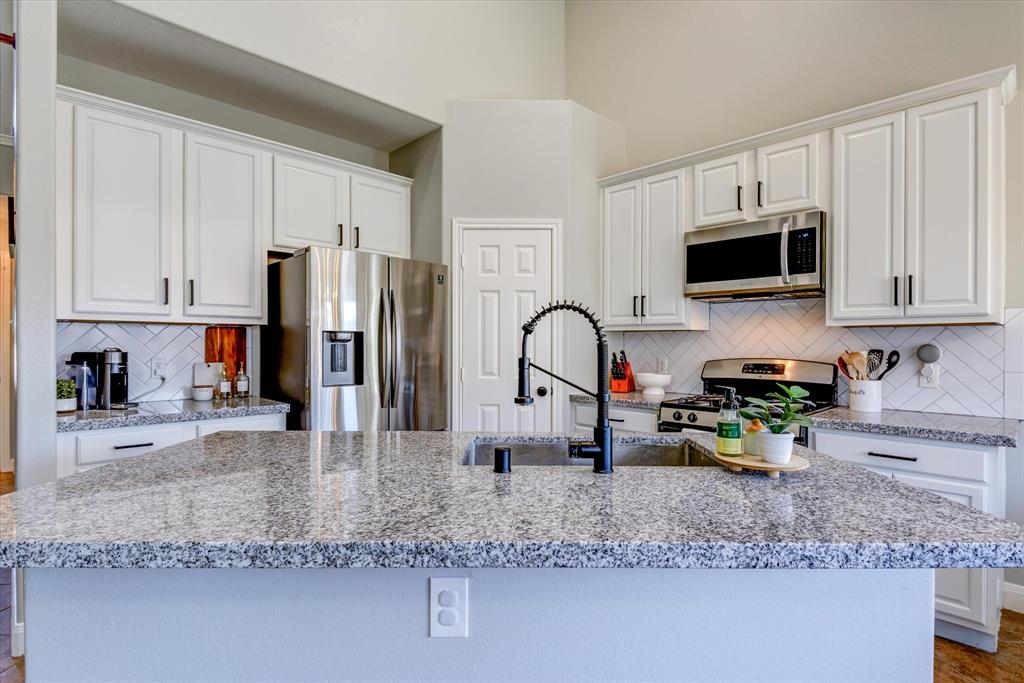 1801 Autumn Pond Circle, Alvin, Texas image 10