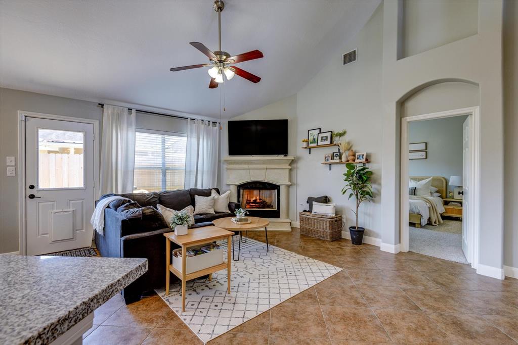 1801 Autumn Pond Circle, Alvin, Texas image 3