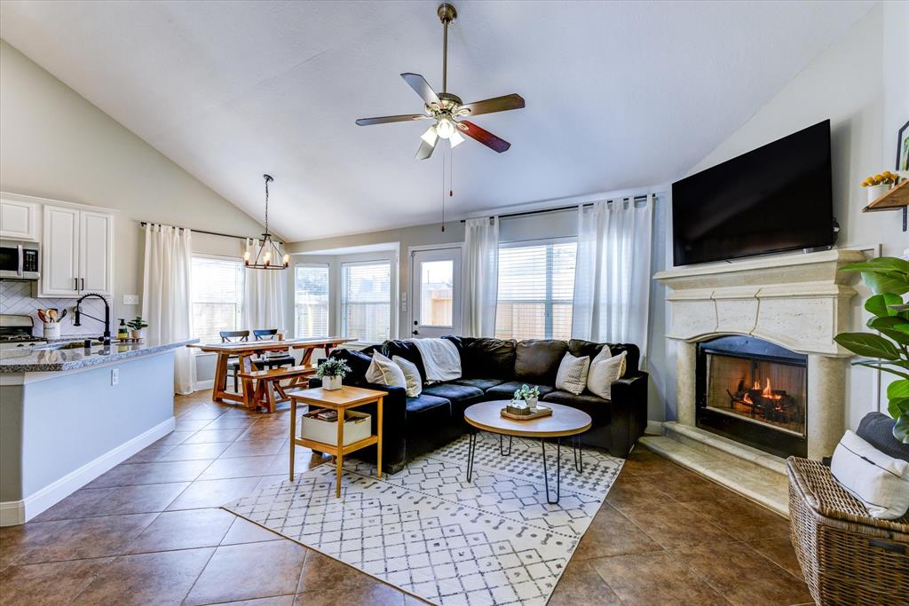 1801 Autumn Pond Circle, Alvin, Texas image 4