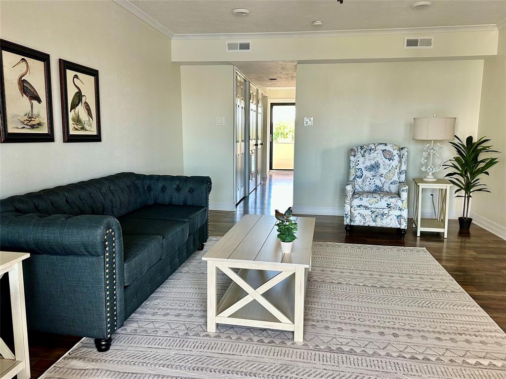 560 Pleasure Island Boulevard 210-211