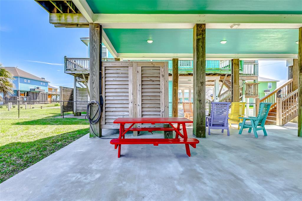978 Seadrift Drive, Crystal Beach, Texas image 4
