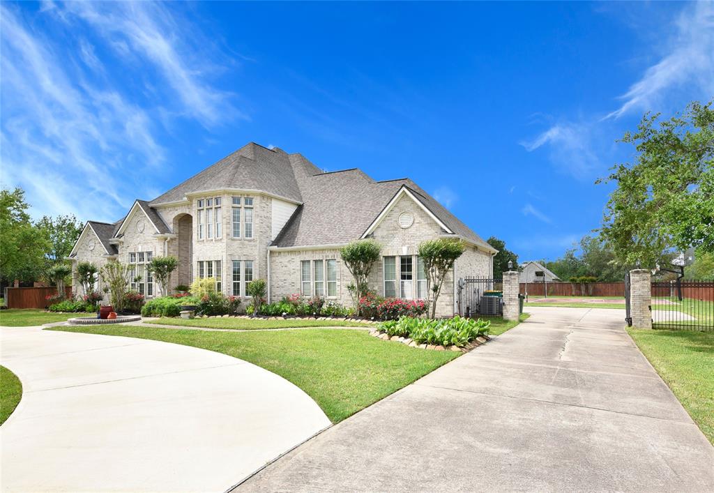 1904 Stonegrove Court, Pearland, Texas image 1