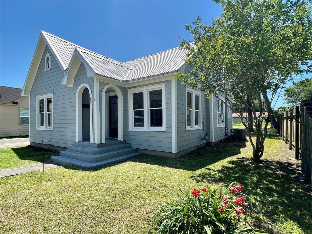 611 Fahrenthold Street, El Campo, Texas image 1