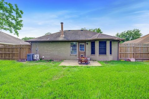Single Family Residence in Dickinson TX 5609 Chisholm Trail 25.jpg