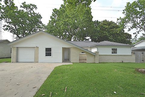 Single Family Residence in Deer Park TX 117 Forrest Lane.jpg