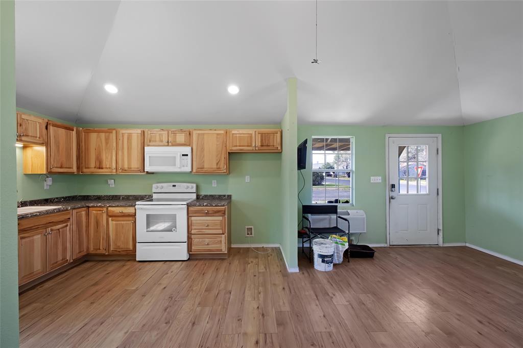 304 E Inez Street, Beeville, Texas image 37