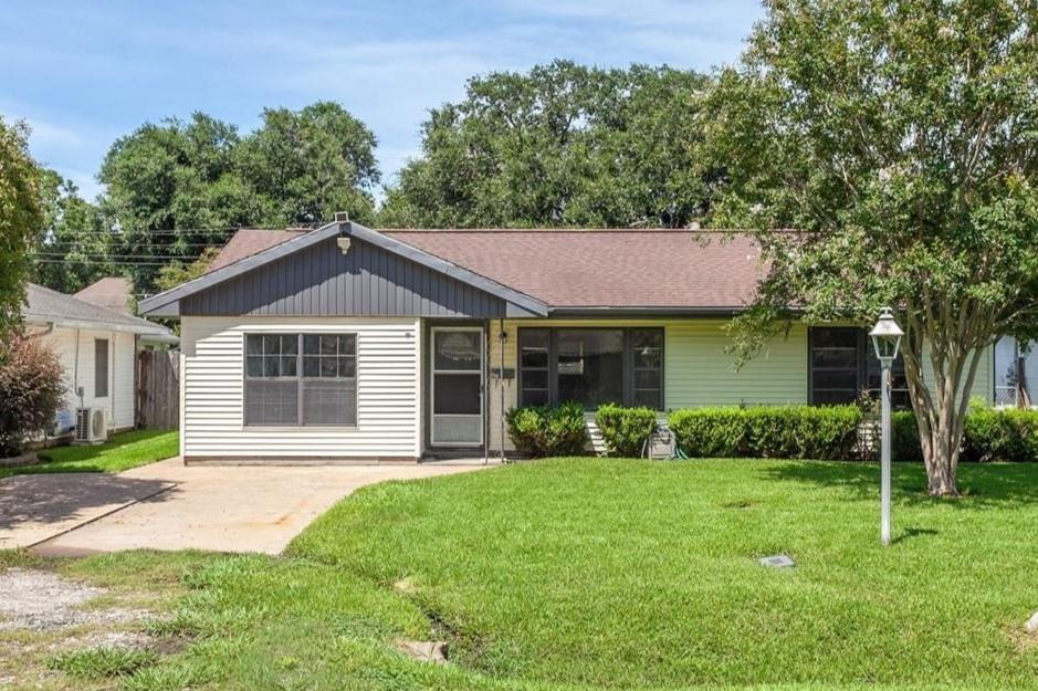 623 S 8th Street, Nederland, Texas image 1