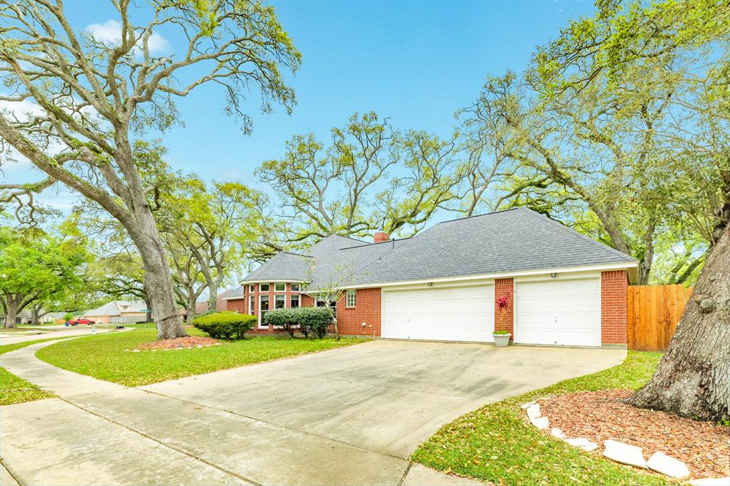 604 Enchanted Oaks Drive, Angleton, Texas image 5
