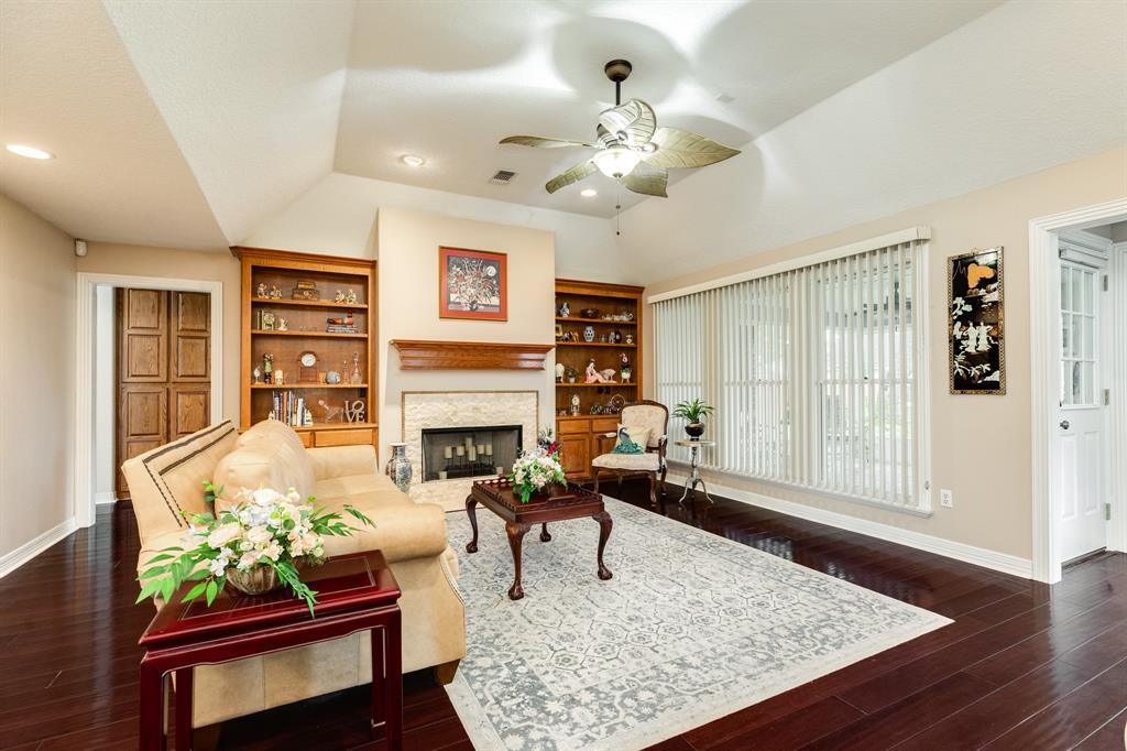 604 Enchanted Oaks Drive, Angleton, Texas image 9